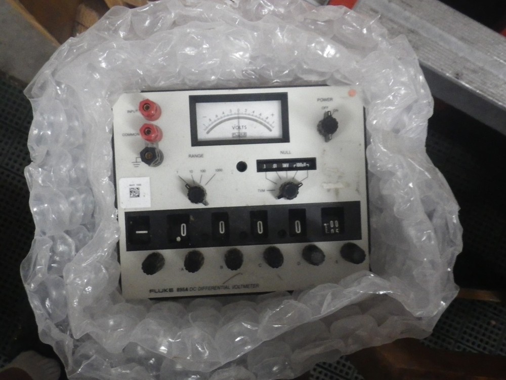 Fluke 895A DC Benchtop Differential Electrical Voltmeter 1-1000 TVM Multi-Range