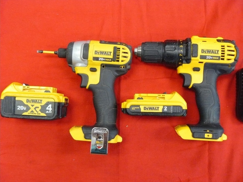 DEWALT DRILL/IMPACT SET IN BAG