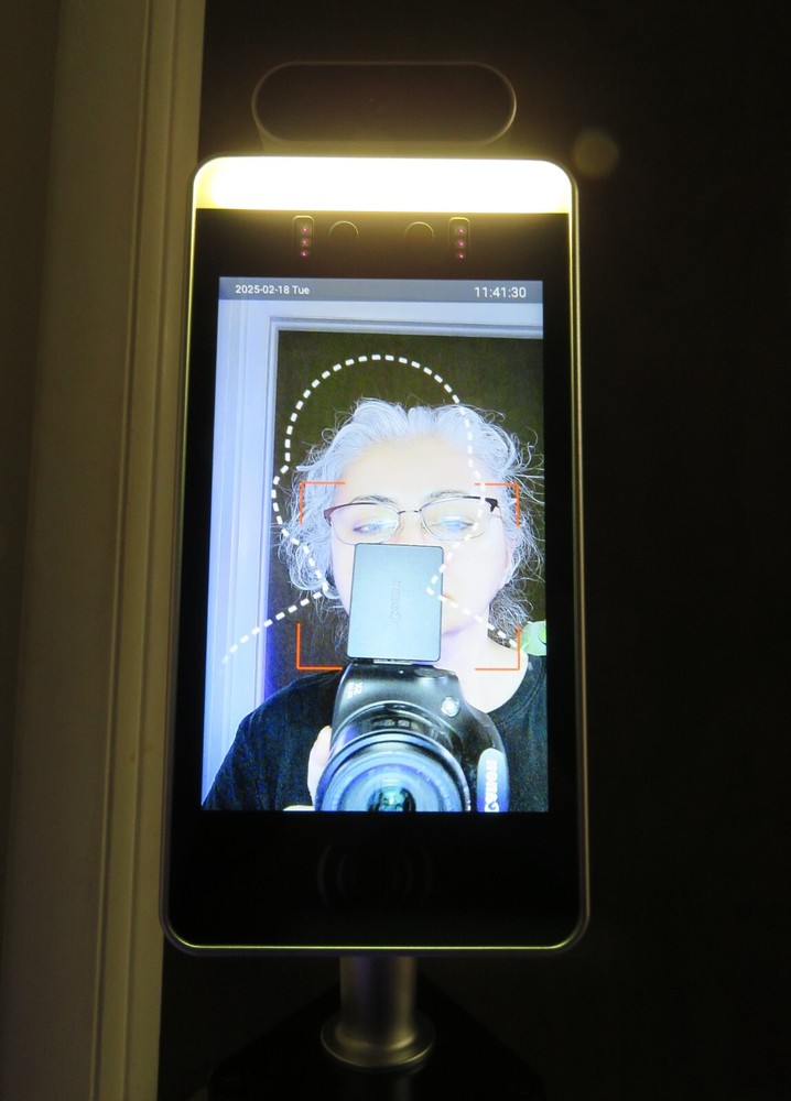 DSI Floor Stand Face Recognition Touchless Temperature Check Kiosk