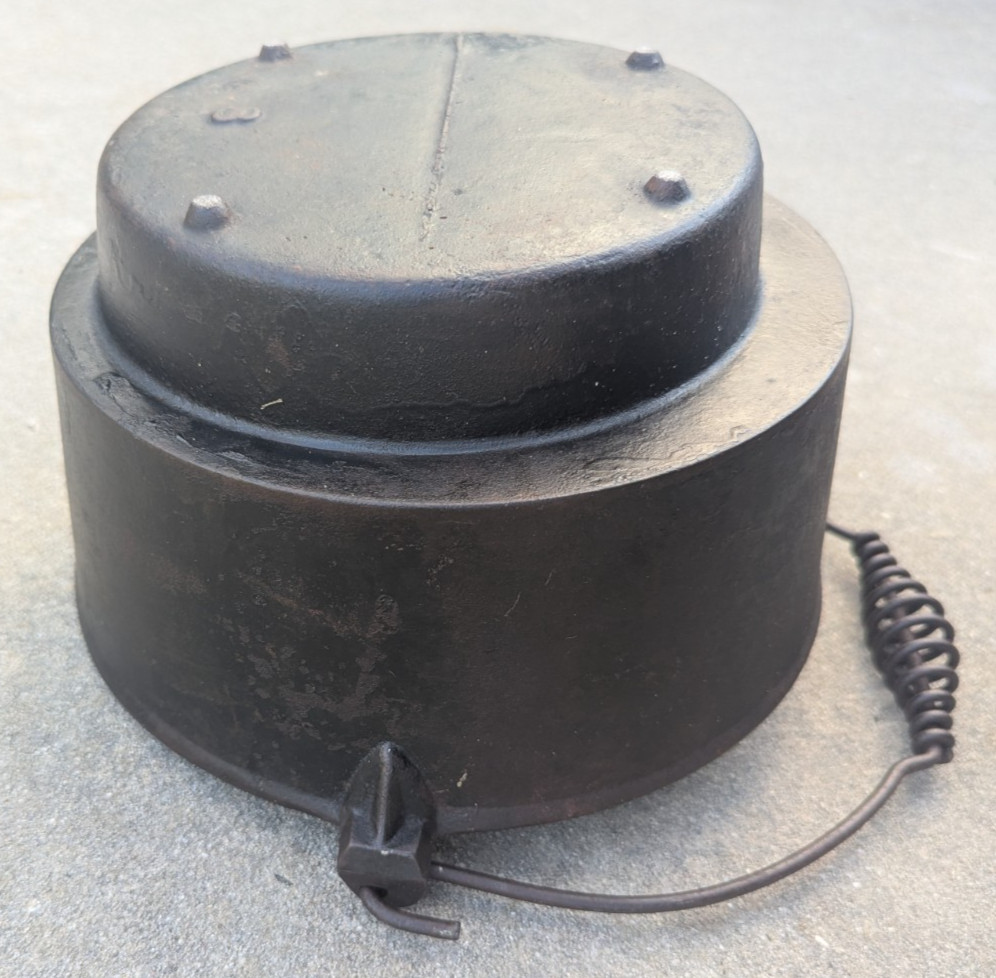 Cast Iron Gate Mark Eccentric Footed Offset Bottom Cowboy Pot Kettle Cauldron #8