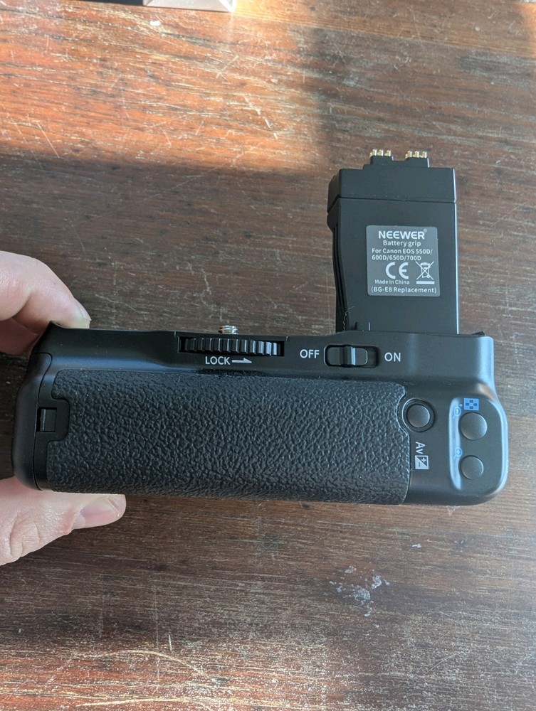 Neewer Battery Grip BG-E8 Replacement for Canon EOS 550D 600D 650D 700D