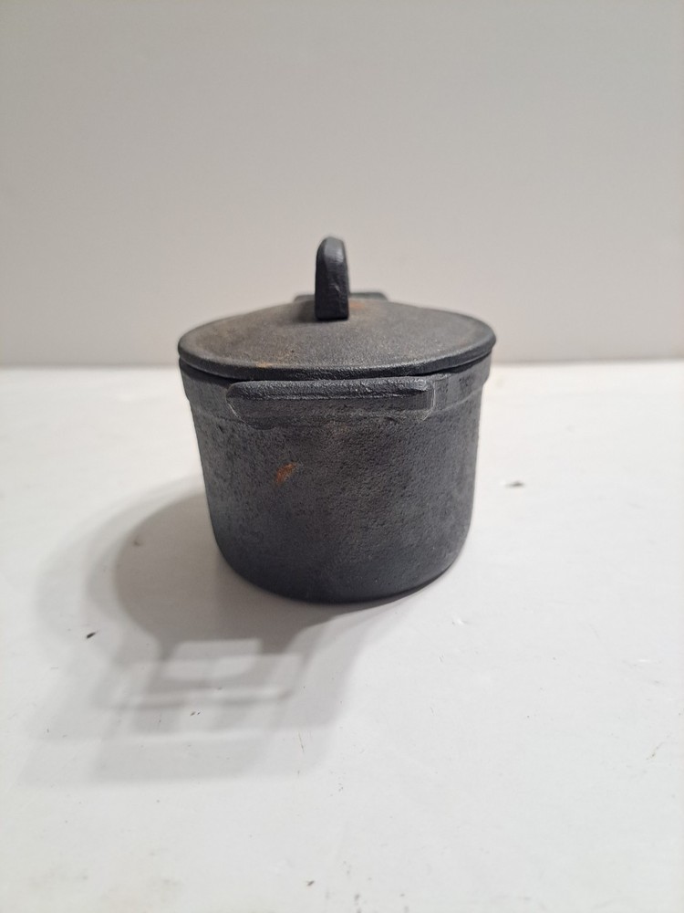 Small Be. Basic Cast Iron Dutch Oven With Lid