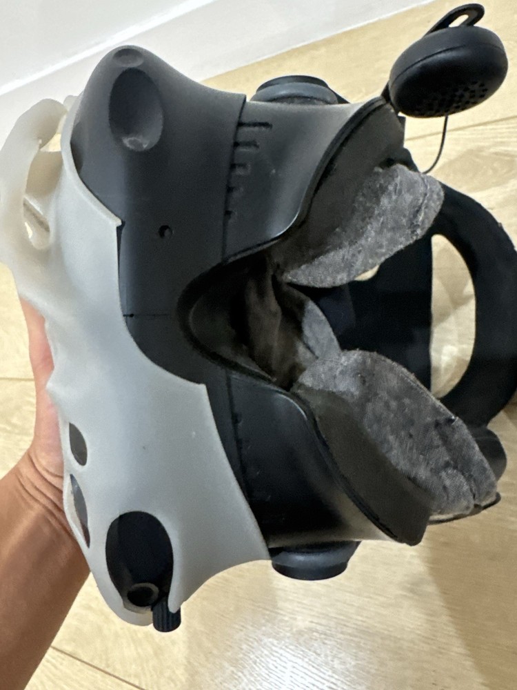 HTC Vive VR Headset Kit System Virtual Reality Remotes + More