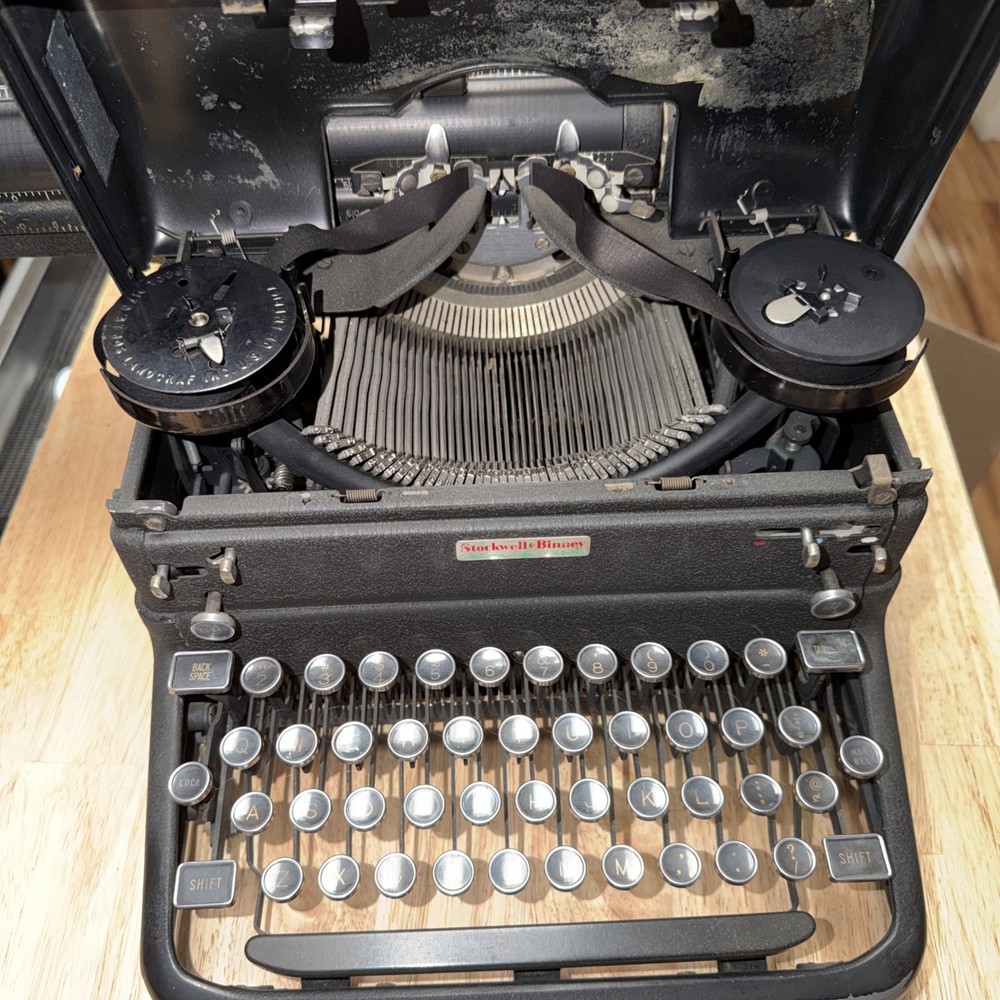 Antique 1940s Royal KMM Magic Margin Typewriter