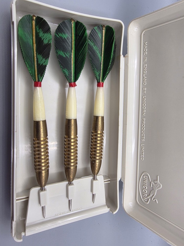 Vintage Unicorn Green/Black Feather Darts With Case- Code 03225