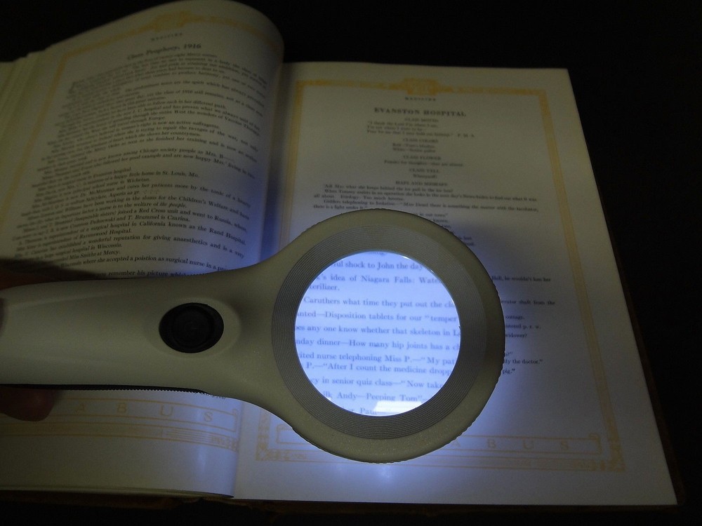 LARGE HANDHELD ILLUMINATED MAGNIFYING GLASS MAGNIFIER LIGHTED 8 LED READING 4X