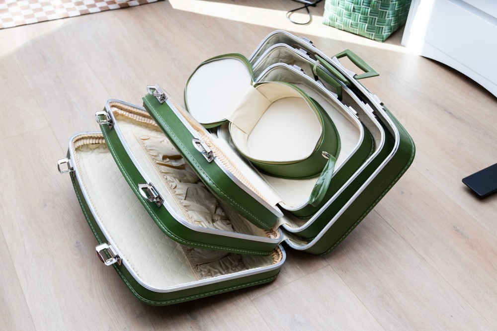 VINTAGE 4 PIECE NESTED LEATHER TRUNK/BRIEFCASE SET - EMERALD GREEN