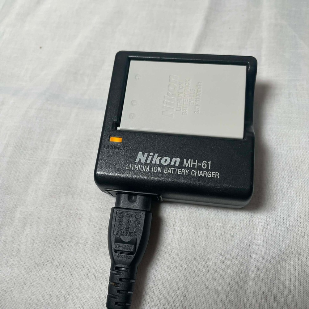 Vintage Nikon Digital Camera Coolpix 3700 3.2MP Silver Tested & Working Boxed