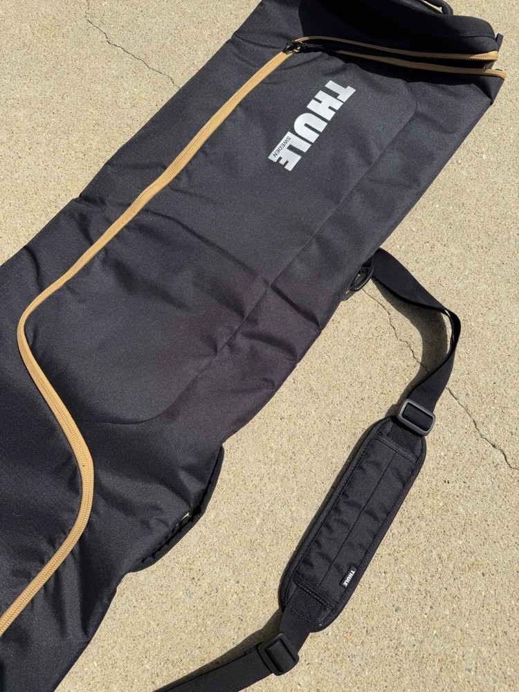 Thule Roundtrip Ski/Snowboard Polyester Bag Black with Shoulder Strap Excellent