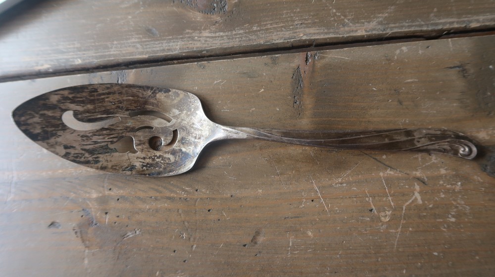 Vintage Silverplate Rogers 1958 MODERN SCROLL Solid Pie Server 9.5 inches
