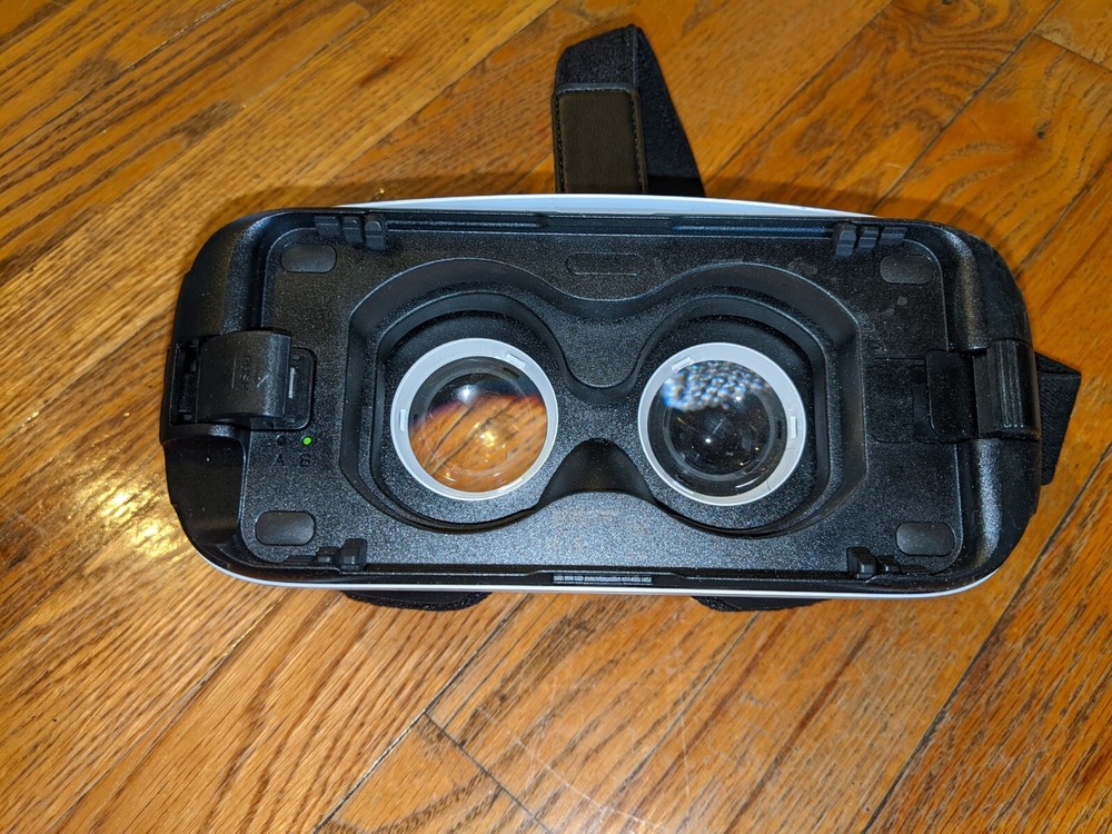 UNTESTED SAMSUNG GEAR VR HEADSET OCULUS SM-R322 MISSING FRONT PLASTIC COVER