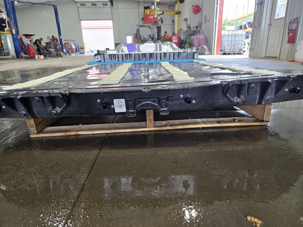 TESLA Y 2024 Battery - CASE SMASHED WILL NEED REPLACED