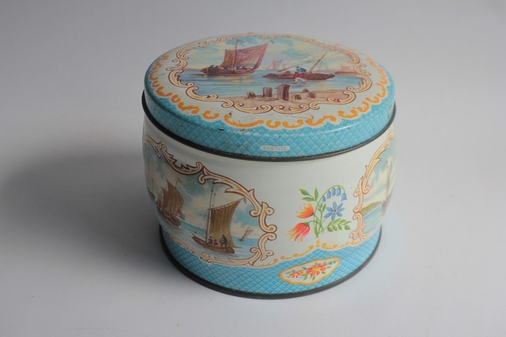 Huntley & Palmers boat-shaped tin biscuit tin (64686)