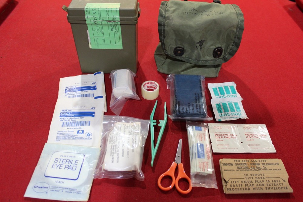 U S MILITARY SURPLUS INDIVIDUAL FIRST AID KIT W/INSERT POUCH BANDAGE BELT CLIP