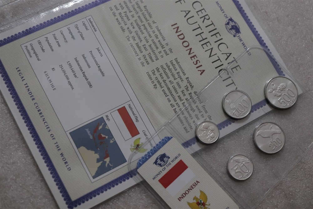 🧭 🇮🇩 INDONESIA MINT SET WITH COA B67 #39