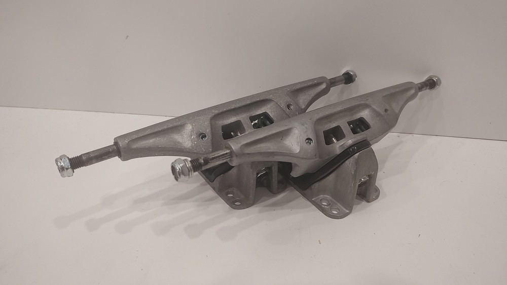 Vintage seismic reverse axle spring loaded (grey springs) trucks