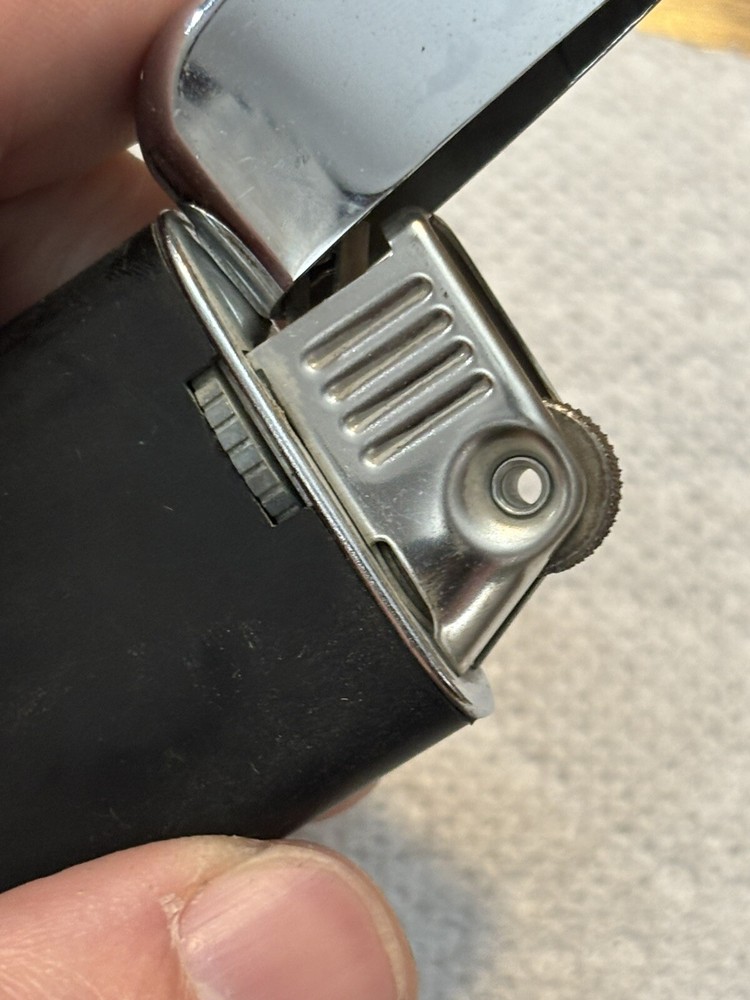 Vintage Ronson Black & Chromium Windlite Flip Top Lighter