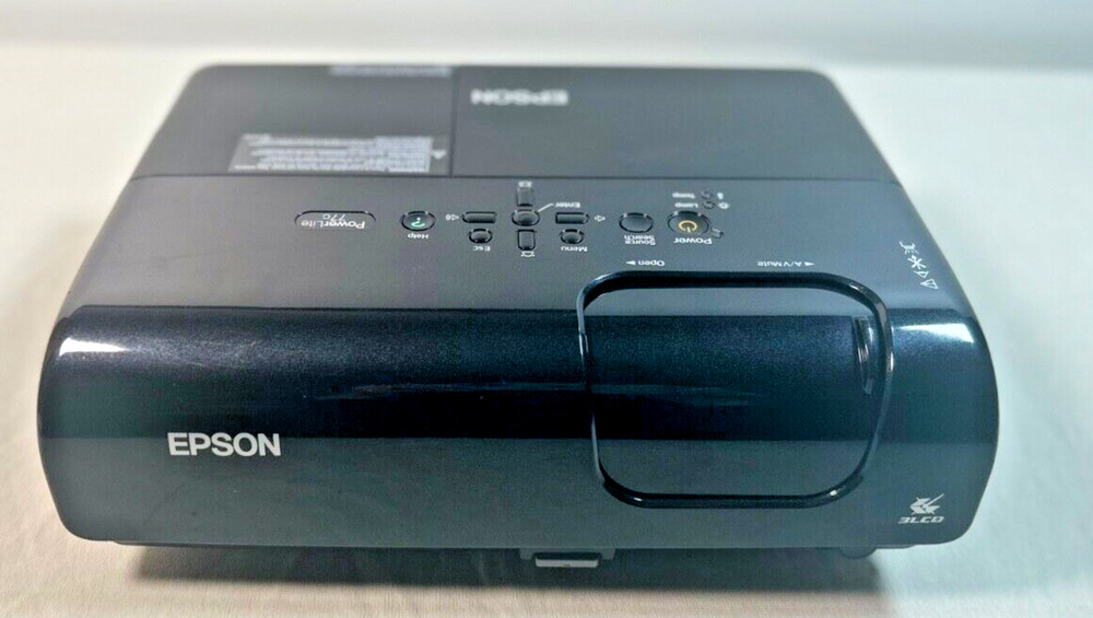Epson Powerlite 77c EMP-X5 Multimedia Projector w/Case/ no remote control!