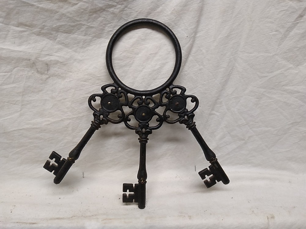 Large Cast Iron Skeleton Key Wall Hanging Key Hanger with 6 hooks 12 x 12