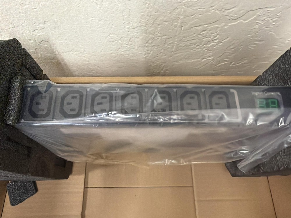 SERVER TECHNOLOGY CW-8H2A211 RACKMOUNT CABINET DISTRIBUTION UNIT