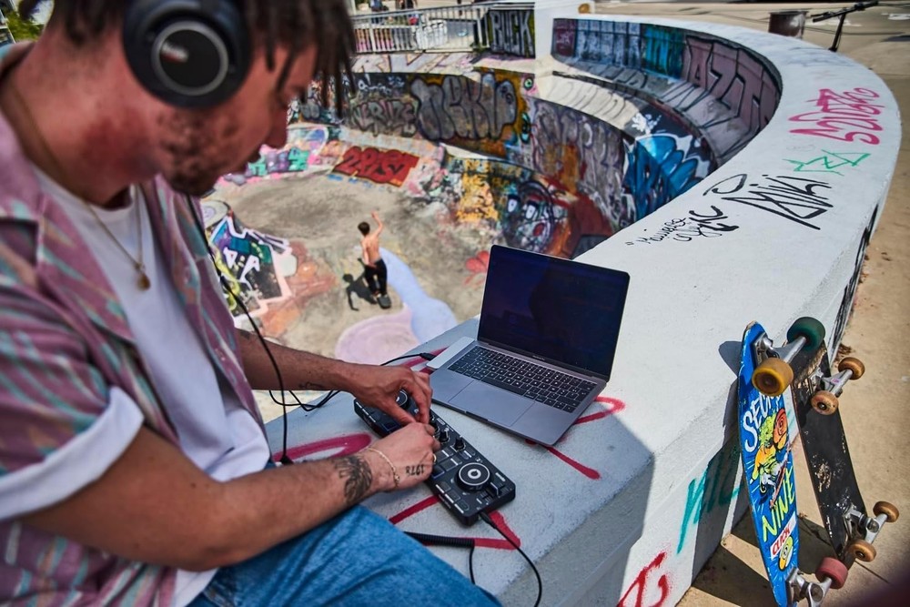 Serato DJ Lite Controller with Touch-Sensitive Jog Wheels