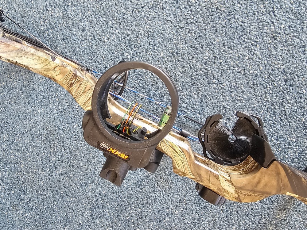 Diamond Archery Infinite Edge Pro Compound Bow 70# Draw w/ Case, Quiver, Release