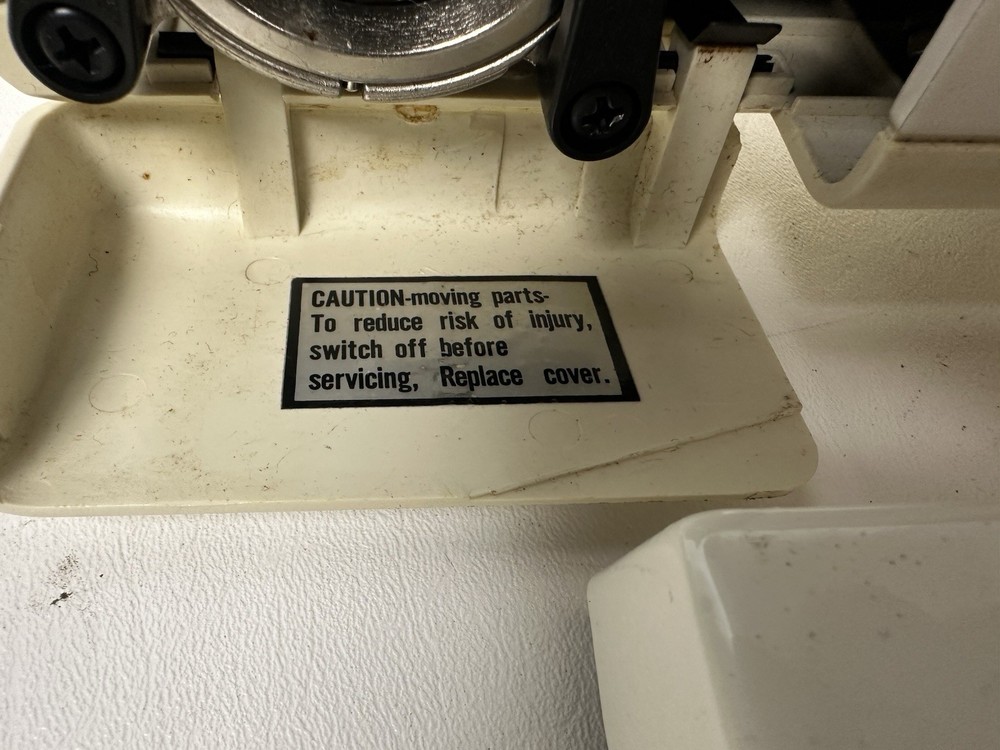 White Vintage Sewing Machine Model 1477