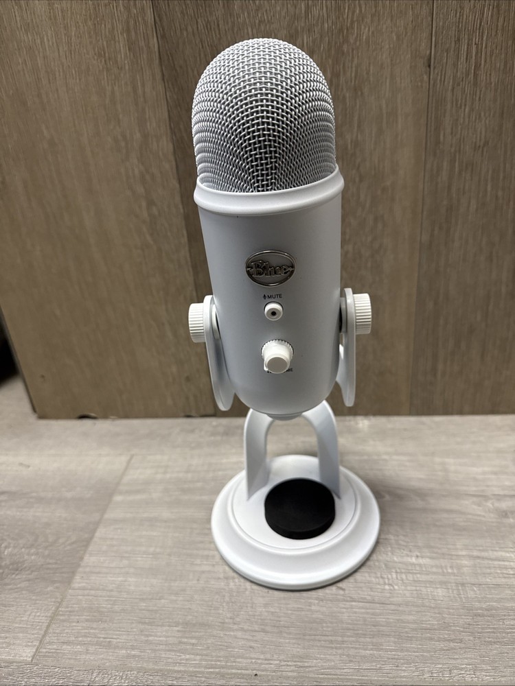 Logitech for Creators Blue Yeti USB Microphone for PC, Podcast, Gaming