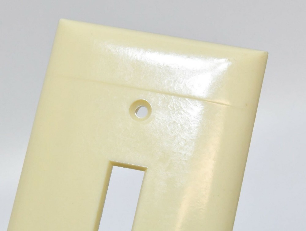 VINTAGE SIERRA IVORY BAKELITE SINGLE TOGGLE LIGHT SWITCH PLATE NOS