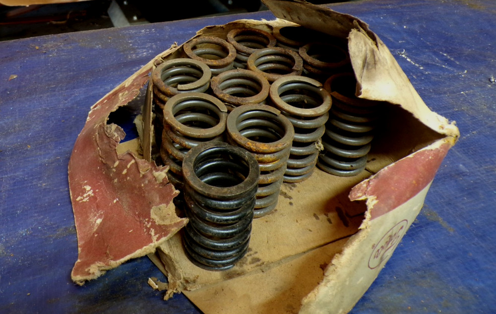 FORD NOS 12 VALVE SPRINGS EAA-65.