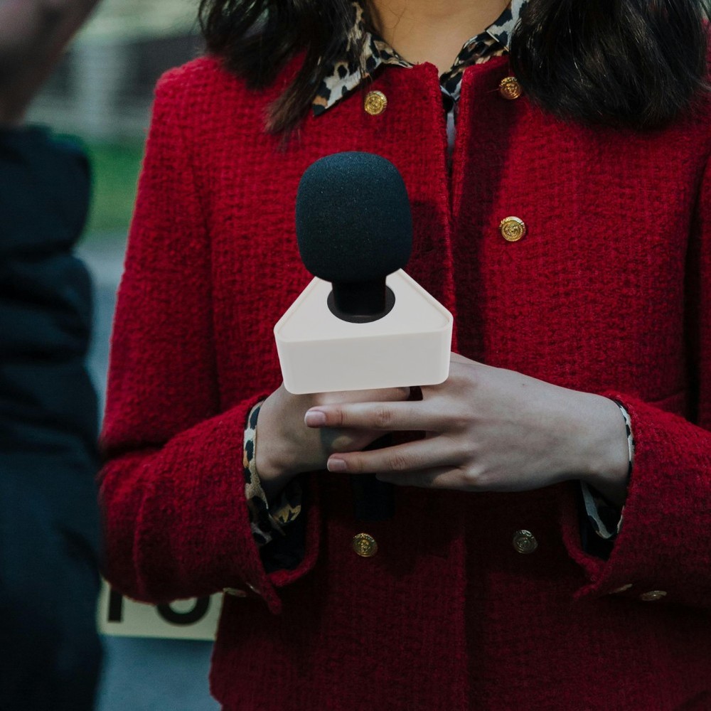 2 Pcs Triangular Interview Logo Mic Flag Station Microphone Clip