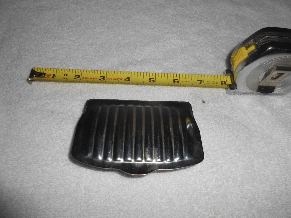 VINTAGE AUTO MAGNETISED CLAM SHELL DASHBOARD CIGARETTE ASHTRAY