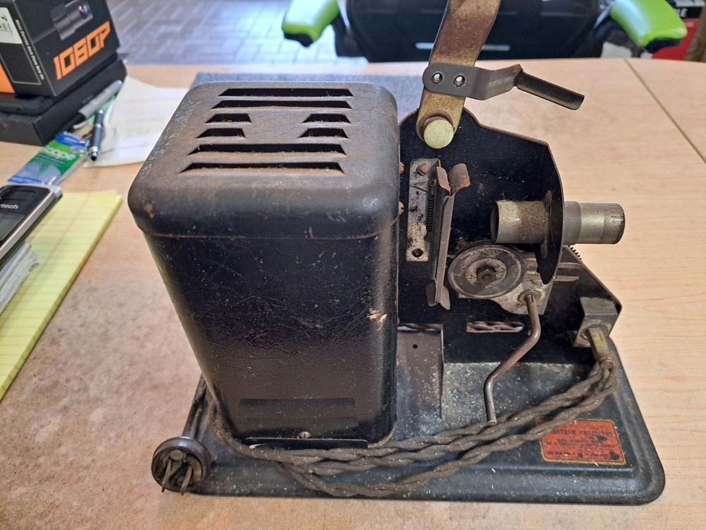 VINTAGE LINDSTROM 16MM PROJECTOR - HAND CRANK