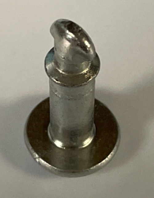 A 680 988 10 78 FREIGHTLINER STUD 1/4 TURN