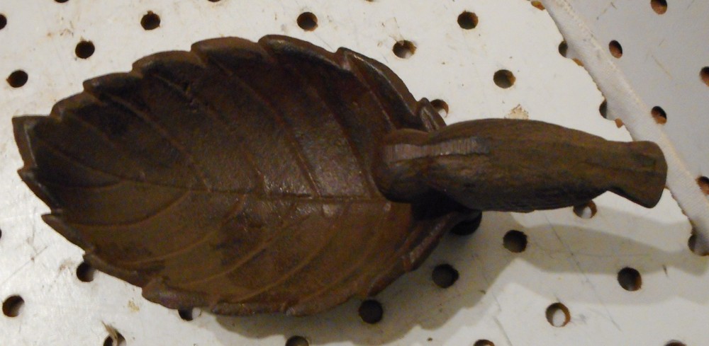 CAST IRON RUST FINISH BIRD ON LEAF SOAP DISH TRINKET DISH