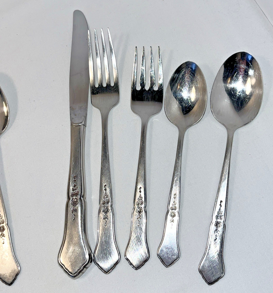 Oneida Ashmore Stainless Flatware 20 Pieces 4 Place Setting Forks Knives Spoons