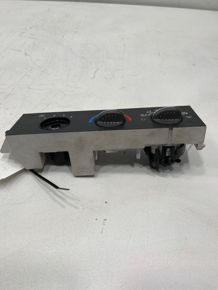 2004 GMC C6500 Climate Control (718-10792)