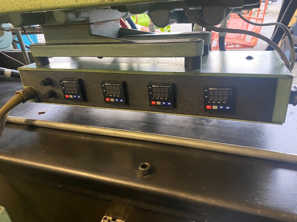 Arburg 28 ton plastic injection machine