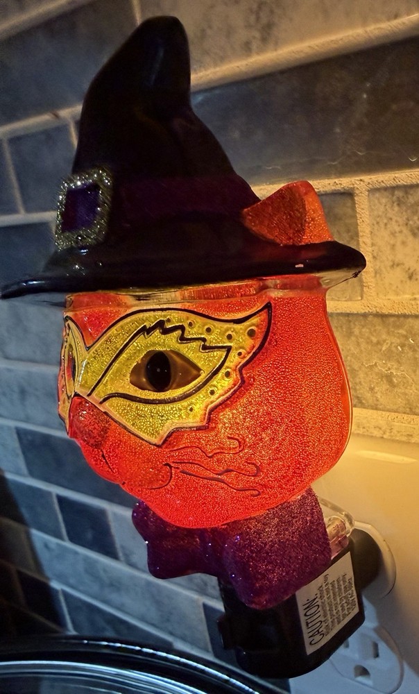 Halloween Bewitching Cat Nightlight With Swivel Plug Spooky