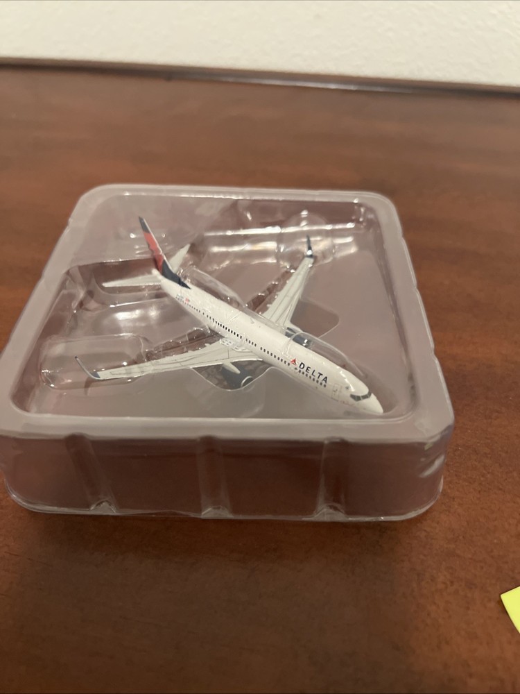 Delta 737-800 1:400 Scale