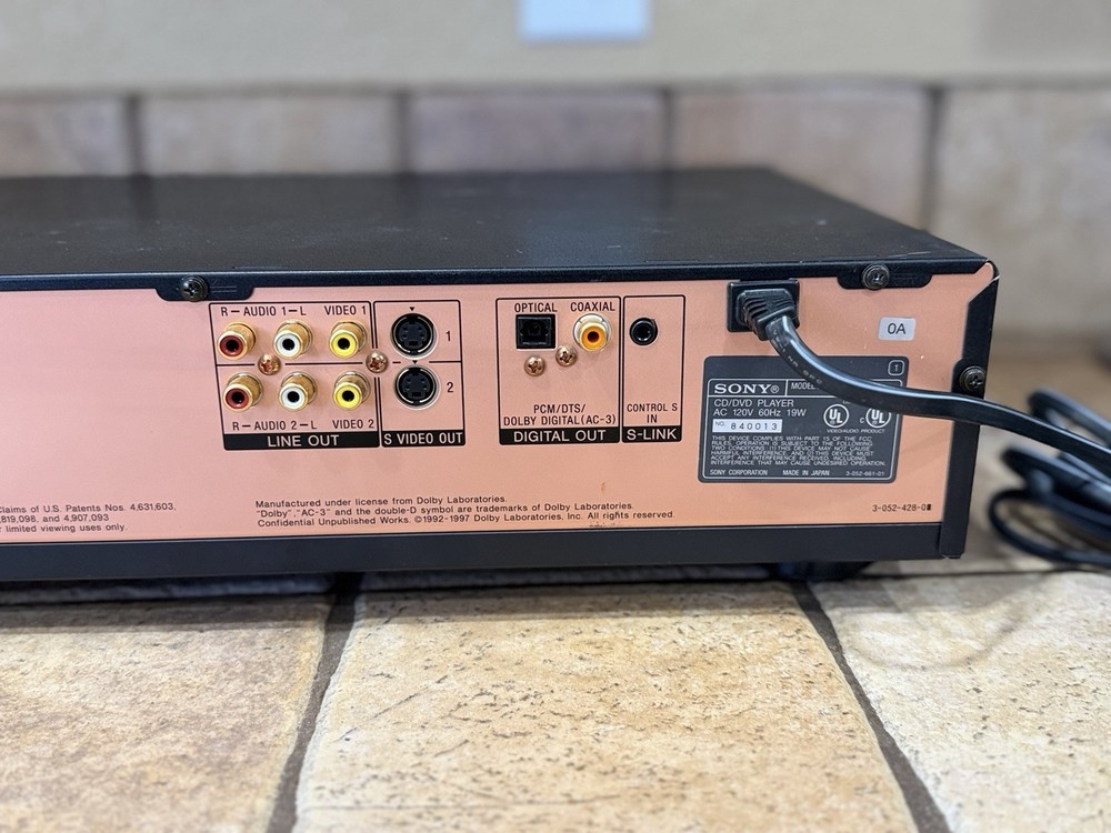 Sony DVP-S7700 Audio Video DVD/CD Player Reference Series W/Component Cables