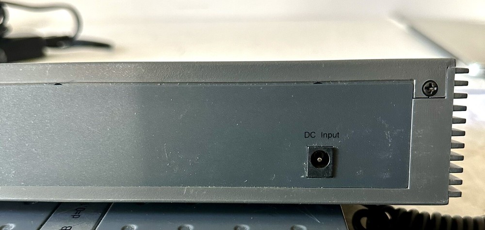 Linksys EtherFast 10/100 Auto-Sensing EFAH08W 8-Port Workgroup External Hub