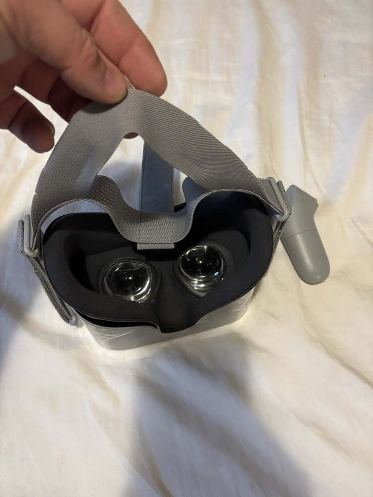 Meta Oculus Go 32GB Standalone VR Headset with Controller & Original Box