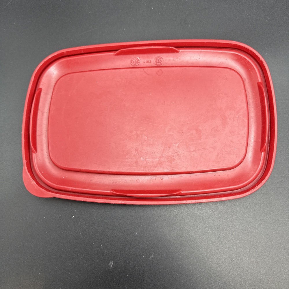 Rubbermaid Easy Find 1Z082 Red Rectangular Replacement Container Lid 10 x 6.75