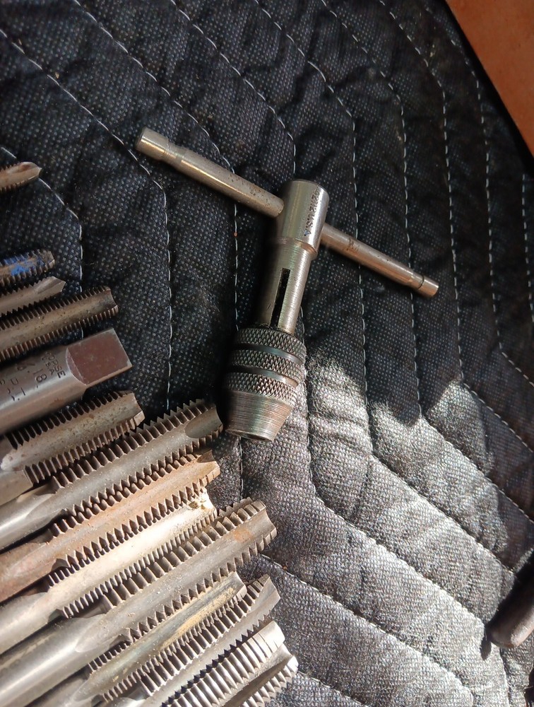 LOT OF 15 ASSORTED PIPE TAPS