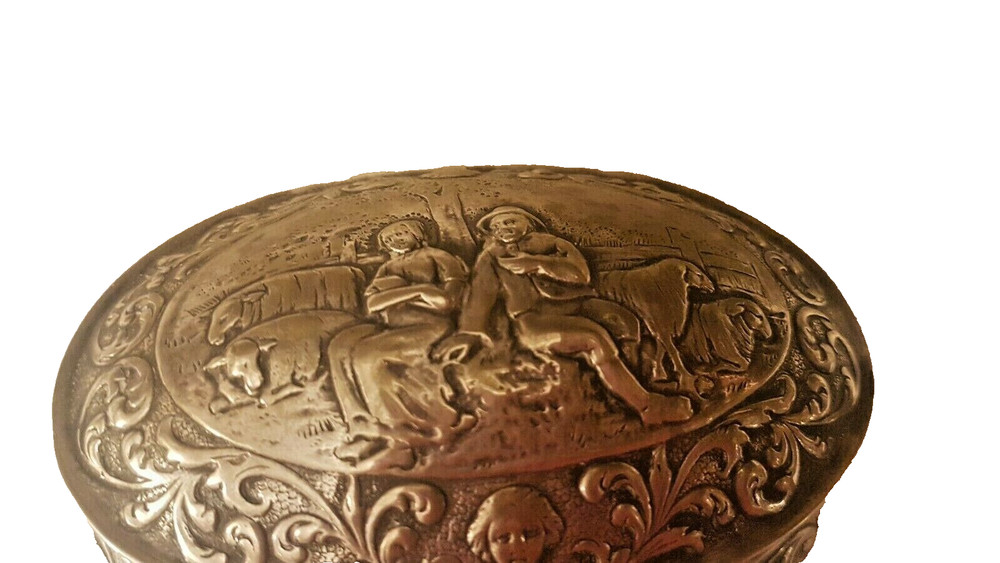 SILVER 800 ANTIQUE HAND CHISELED BOX. PUNCHING PRESENT