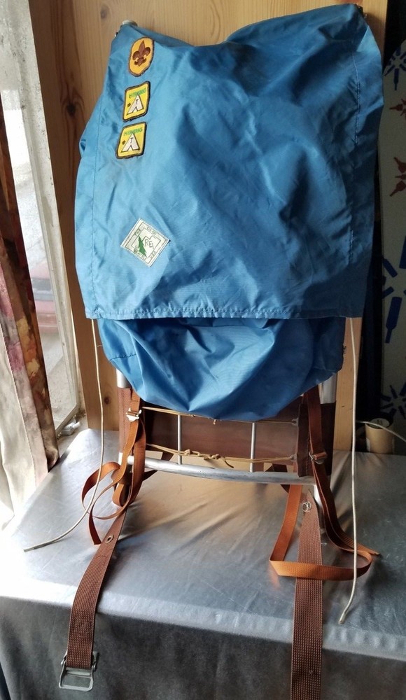 REI CO-OP BLUE HIKING BACKPACK ALUMINUM OUTER FRAME. MULTI POCKET.