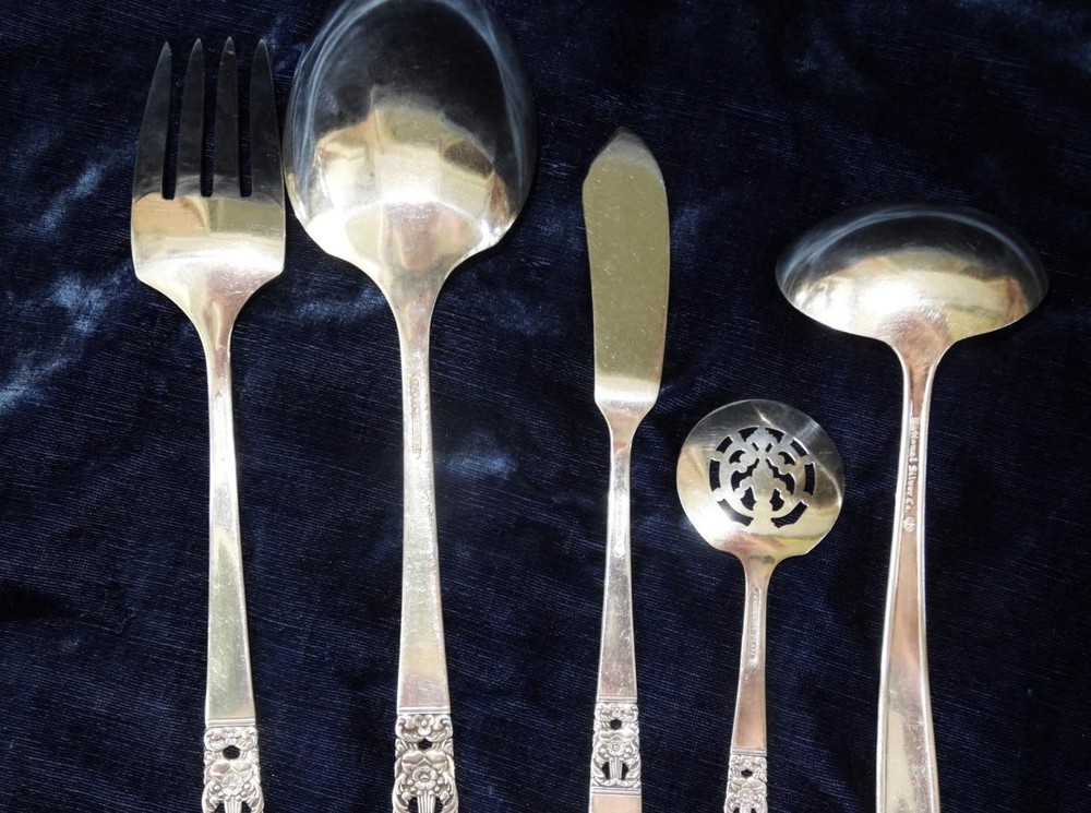 5 SERVING PIECES OF COMMUNITY CORONATION PATTERN SIOLVRT PLATED FLATWARE