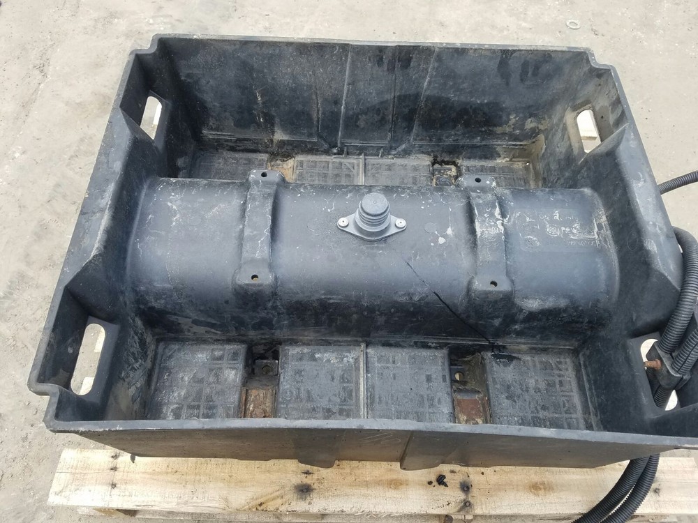 2001 FREIGHTLINER ST120 BATTERY BOX