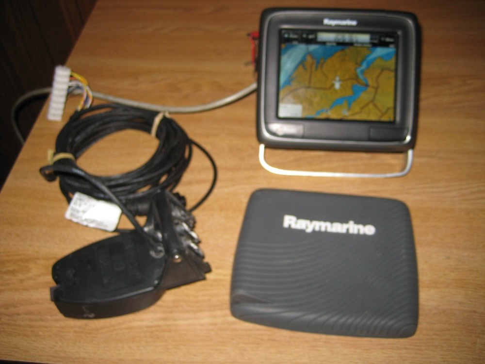 Raymarine a67 5.7" GPS Chartplotter Fish Finder w/ Chart, Transom Transducer